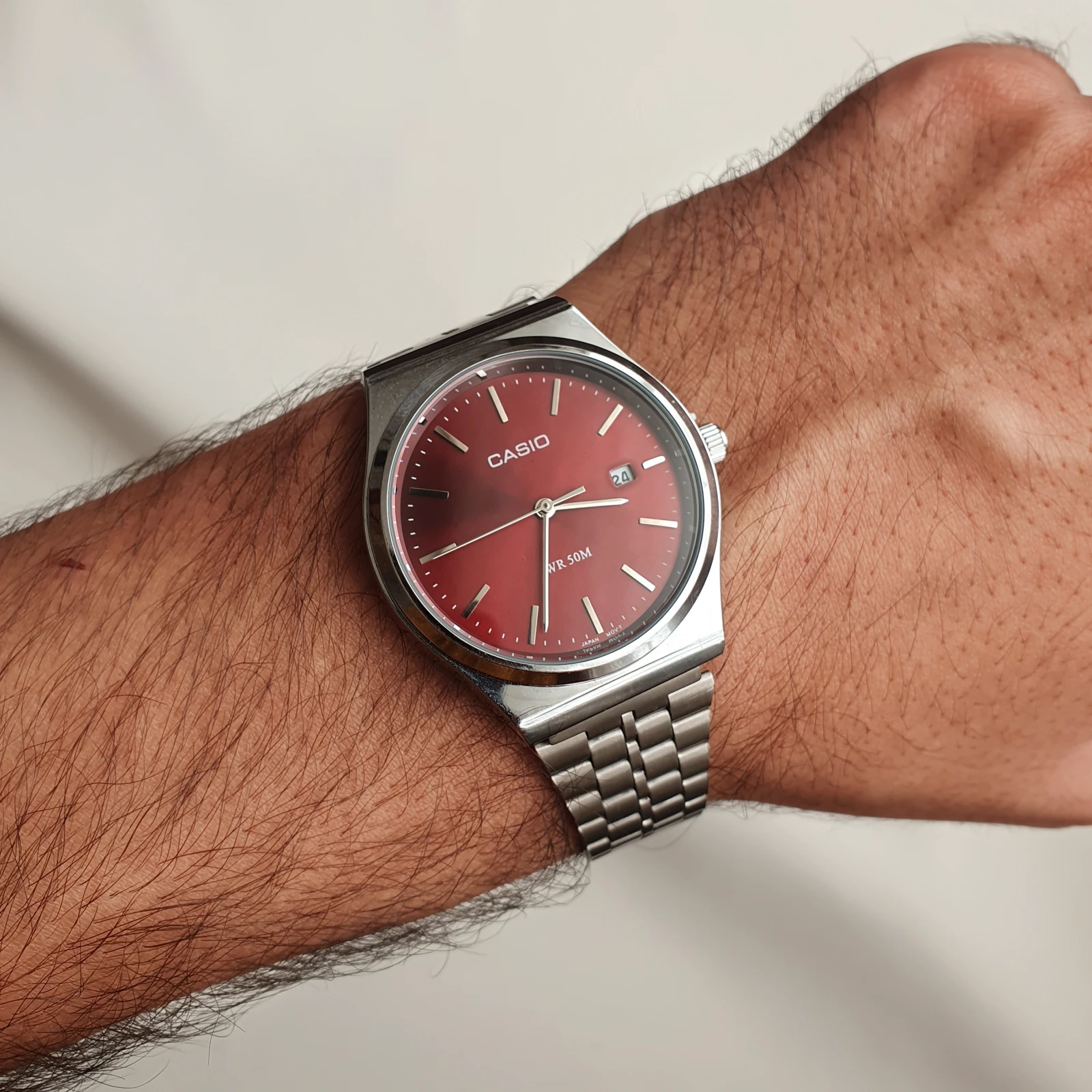 20260505_122017 ساعت مردانه CASIO تقویم دار گرد بند استیل صفحه قرمز - Image 1
